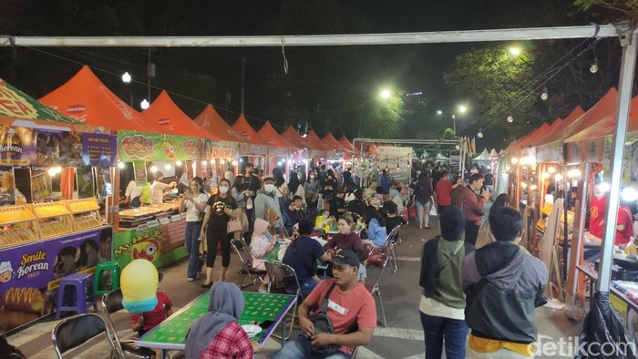 Festival kuliner digelar di samping Taman Indonesia Kaya Kota Semarang, Jumat (1/7/2022).