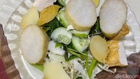 Isian gado-gado tediri dari kacang panjang, kol, toge, bayam, dan mentimun. Lalu ada penambahan irisan kentang, tahu, dan telur rebus.