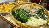 Dalam sehari ratusan porsi gado-gado bisa  terjual. Begini penampakan sayuran dan aneka isian gado-gado yang siap diracik.