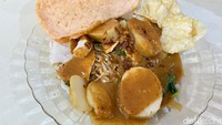 Seporsi gado-gado siram dibanderol Rp 44.000, sedangkan dengan lontong Rp 48.400. Pelengkapnya emping dan kerupuk udang. 