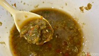 Supaya gado-gado makin enak, bisa ditambahkan sambal hitam di sini. Racikannya dibuat dari cabe rawit merah, hijau, dan terasi. 