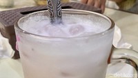 Sebelum berjualan gado-gado, ibu Hadi lebih dulu menjual es cendol pada tahun 1960-an. Racikan cendolnya lembut dengan penggunaan tepung hunkwe.
