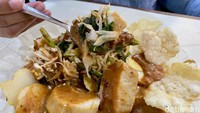 Rasa bumbu kacangnya gurih legit dengan sentuhan asam yang enak. Hal ini karena bumbu gado-gado juga dibuat dengan cuka aren.