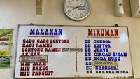 Selain gado-gado, di sini juga ada menu lain. Mulai dari nasi rames, lontong cap go meh, hingga mie ayam.