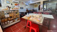 Suasana bersantap di Gado-gado Bon Bin masih seperti nuansa tempo dulu. Rumah makan ini sudah berdiri sejak 1960 di Jalan Cikini IV Nomor 5, Jakarta Pusat.