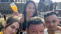 Aktris cantik berusia 38 tahun ini selain disibukkan dengan berbagai proyek film dan aktivitas modelingnya, juga suka memamerkan momen kulinerannya di luar negeri. Foto: Instagram @lunamaya