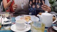 Penggemar berat grup boyband BTS asal Korea Selatan. Aktivitas pagi Luna Maya, sarapan pancake jadi semakin seru dengan membaca majalah BAZAAR yang membahas BTS. Foto: Instagram @lunamaya