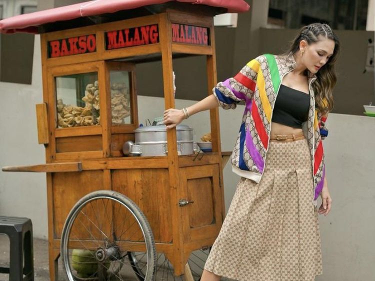 Gaya Modis Luna Maya Foto di Depan Gerobak Bakso Malang