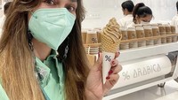 Penggemar kopi, dirinya sempatkan mampir di gerai terbaru Arabica yang ada di Jakarta, di sana ia mencoba es krim soft serve Arabica yang enak. Foto: Instagram @lunamaya