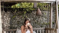 Menikmati secangkir teh hangat, jadi cara Luna untuk bermeditasi menikmati suasana alam yang tenang di taman terbuka. Foto: Instagram @lunamaya