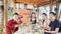 Akrab dengan rekan selebriti seperti Ayu Dewi hingga Denny Cagur. Luna tunjukkan keseruan makan siang dengan menu ala Indonesia di restoran bertema outdoor. Foto: Instagram @lunamaya