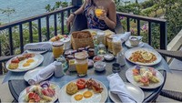 Dengan pemandangan laut lepas seperti ini sudah dipastikan bahwa dirinya menikmati aneka sarapan mewah. Seperti nasi goreng hingga salad. Foto: Instagram @lunamaya