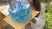 Rayakan ulang tahun dengan teman-temannya. Luna tidak bisa menyembunyikan kebahagiaannya saat mendapatkan kue dengan tema BTS. Foto: Instagram @lunamaya