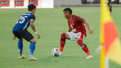 Gelandang serang Bali united, Eber Bessa (baju merah) menggocek bola menghadapi pemain Visakha FC, di Stadion Kapten I Wayan Dipta, Senin (27/6/2022)