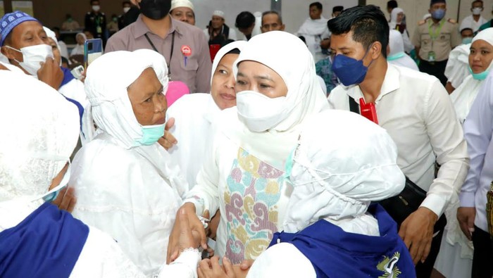 Gubernur Khofifah bersama calon jemaah haji asal Jatim