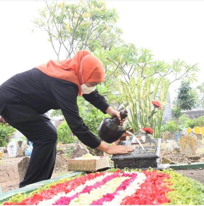 Gubernur Khofifah takziah ke makam suaminya