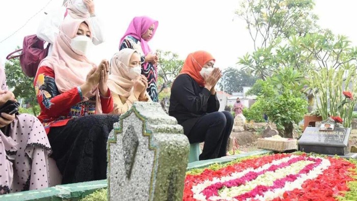 Gubernur Khofifah takziah ke makam suaminya