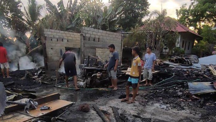Sisa-sisa kebakaran gudang kau milik Nengah Nu (58) di Banjar Dinas Dinas Batu Lumbang, Desa Penuktukan Kecamatan Tejakula, Kabupaten Buleleng, Bali yang ludes terbakar pada Sabtu (2/7/2022)