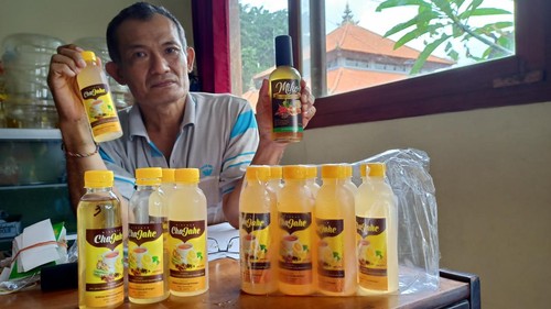 I Wayan Artana, menunjukkan ChaJahe, minuman kesehatan berbahan baku jahe merah yang disebut-sebut berkhasiat menambah stamina produksi BUMDes Abiantuwung Winangun, Tabanan.