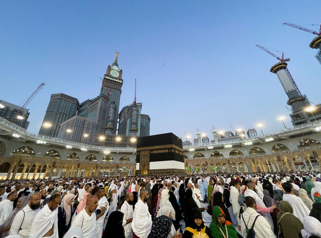 Umat Muslim mengelilingi Ka'bah dan berdoa di Masjidil Haram di kota suci Mekkah, Arab Saudi, Jumat (1/7/2022). (REUTERS/Mohammed Salem)