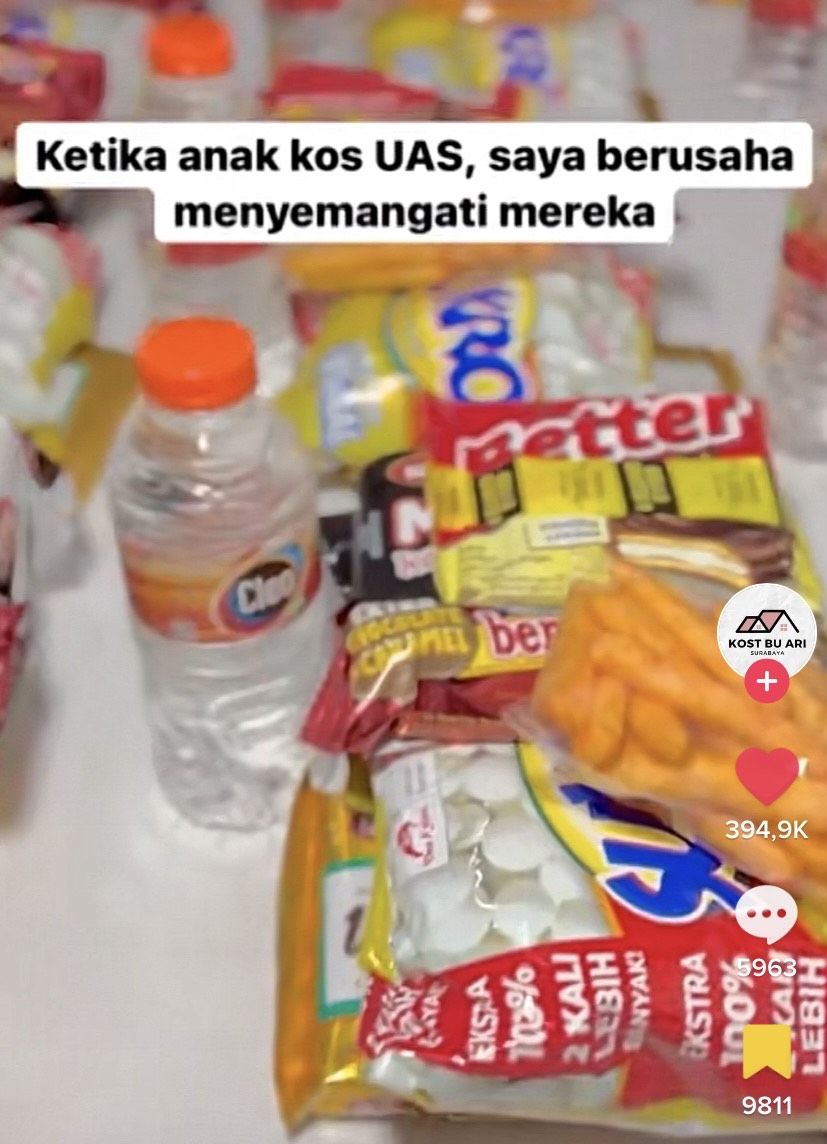 Ibu kos baik di Surabaya, bagikan camilan untuk penghuni kos