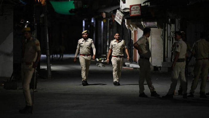 India Lockdown Usai Pendukung Hina Nabi Dipenggal Sejumlah polisi menjaga kawasan saat aturan lockdown diterapkan di Kota Udaipur, negara bagian Rajasthan, India, Kamis (30/6/2022). India menerapkan aturan ketat bak lockdown di Kota Udaipur, Rajasthan, di mana dua warga Muslim memenggal seorang penjahit yang menyuarakan dukungan atas penghinaan terhadap Nabi Muhammad.