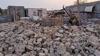 Gempa berkekuatan M 6,3 yang mengguncang pada Sabtu (2/7) pagi waktu setempat itu dilaporkan memicu kerusakan pada bangunan-bangunan dan infrastruktur setempat. Amir Hossein Talebi/Isna/AFP/Getty Image 