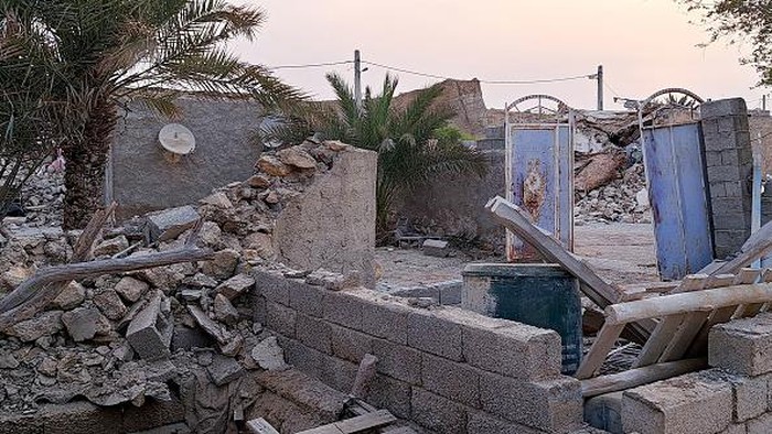 Iran Porak-poranda Diguncang Gempa M 6,3 This picture taken on July 2, 2022 shows a view of destruction in the aftermath of a 6.0 magnitude earthquake in the village of Sayeh Khosh village in Iran's southern Hormozgan province. - At least five people were killed and 19 injured when the strong earthquake shook southern Iran early on July 2. The quake hit 100 kilometres (60 miles) southwest of the port city of Bandar Abbas in Hormozgan province, the US Geological Survey said. The quake struck just a minute after a 5.7 tremor. Most of the damage occurred in the village of Sayeh Khost, close to the epicentre. (Photo by Amir HOSSEIN TALEBI / ISNA / AFP) (Photo by AMIR HOSSEIN TALEBI/ISNA/AFP via Getty Images)