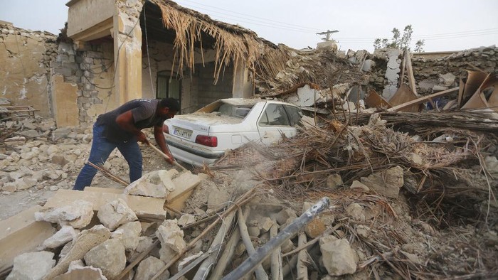 Iran Porak-poranda Diguncang Gempa M 6,3 A man cleans up the rubble after an earthquake at Sayeh Khosh village in Hormozgan province, some 620 miles (1,000 kilometers) south of the capital, Tehran, Iran, Saturday, July 2, 2022. (AP Photo/Abdolhossein Rezvani)