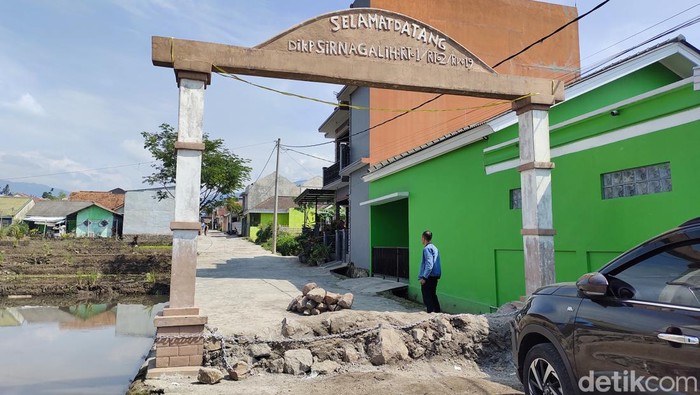 Jalan akses ke perumahan warga di Cianjur ditembok pemilik tanah.