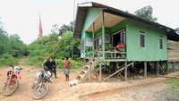 Dua laki-laki itu bertugas memastikan jalan gajah di koridornya tidak terganggu. Termasuk, kebersihan jalur mata air yang menjadi nadi keberlangsungan hidup semua satwa di alam bebas.  
