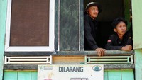 Di jantung Hutan Harapan, Kabupaten Batanghari, Provinsi Jambi, Januardi (40) dan Saleksa (26) memulai pagi dari balik jendela kayu. Keduanya menerawang langit, bergumam soal jalan damainya di rimbun rimba. Langkah-langkah kecil yang mereka rintis sebagai anggota tim pemonitoran gajah di koridor hutan dataran rendah Jambi-Sumatera Selatan itu masih memerlukan lebih banyak tapak.   