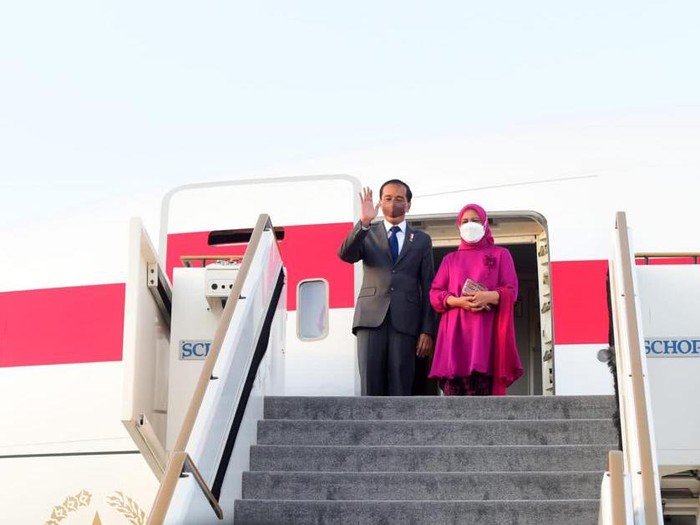 Presiden Joko Widodo (Jokowi) dan Ibu Iriana Jokowi beserta rombongan bertolak menuju Tanah Air dari Bandar Udara Internasional Abu Dhabi, Uni Emirat Arab (UEA). Jokowi kembali ke Tanah Air usai bertemu dengan Presiden Uni Emirat Arab (UEA) Sheikh Mohamed bin Zayed bin Sultan Al Nahyan (MBZ).