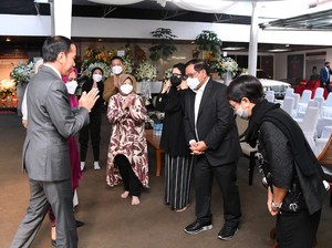 Tiba di Tanah Air, Jokowi-Iriana Takziah ke Rumah Duka Tjahjo Kumolo