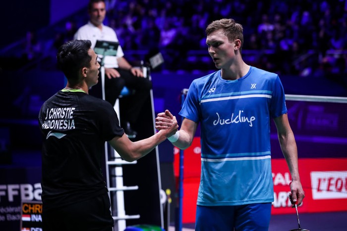 PARIS, FRANCE - OCTOBER 26: Jonatan Christie(L) of Indonesia greets Viktor Axelsen after the Mens Singles semi finals match on day five of the French Open at Stade Pierre de Coubertin on October 26, 2019 in Paris, France. (Photo by Shi Tang/Getty Images)