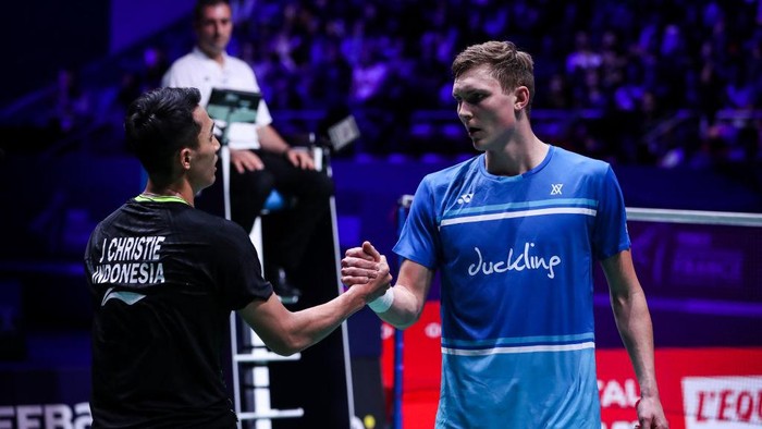 PARIS, FRANCE - OCTOBER 26: Jonatan Christie(L) of Indonesia greets Viktor Axelsen after the Mens Singles semi finals match on day five of the French Open at Stade Pierre de Coubertin on October 26, 2019 in Paris, France. (Photo by Shi Tang/Getty Images)