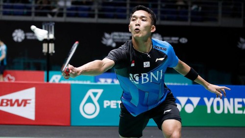 KUALA LUMPUR, MALAYSIA - 2022/07/01: Jonatan Christie of Indonesia competes against Prannnoy of India during the Mens Single quarter-finals match of the Petronas Malaysia Open 2022 at Axiata Arena, Bukit Jalil. (Photo by Wong Fok Loy/SOPA Images/LightRocket via Getty Images)
