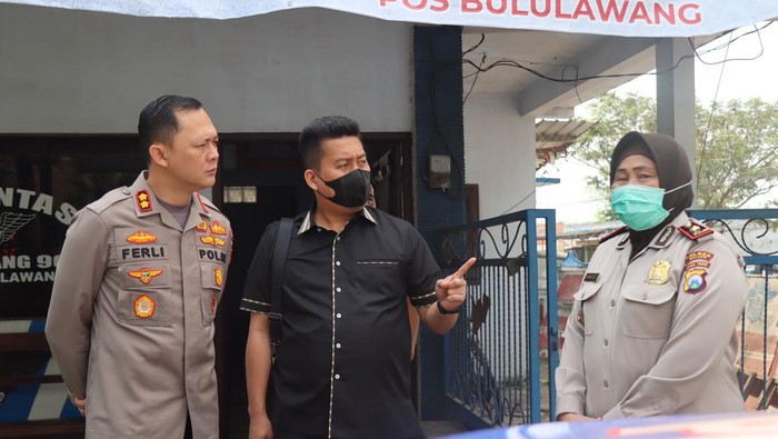 Kapolres Malang AKBP Ferli Hidayat saat meninjau pos penyekatan hewan ternak
