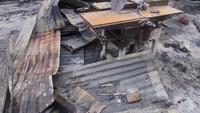 Akibat peristiwa kebakaran itu, gudang kayu seisinya ludes terbakar. Nengah Nu mengalami kerugian hingga miliaran rupiah. Foto: Made Wijaya Kusuma