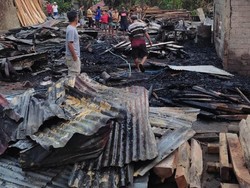 Bangunan, mesin-mesin dan kayu di gudang habis semua. Kayunya ada tiga macam, ada jati belanda, jati emas, sama intaran, kata, Nengah Nu ditemui detikBali, Sabtu (2/7/2022). Foto: Made Wijaya Kusuma 
