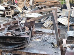 Alat dan bahan yang terbakar meliputi bahan kayu 60 kubik, produk jadi berupa lemari dan pelinggih kayu, serta peralatan mesin kayu. Kebakaran hanya menyisakan puing-puing. Foto: Made Wijaya Kusuma