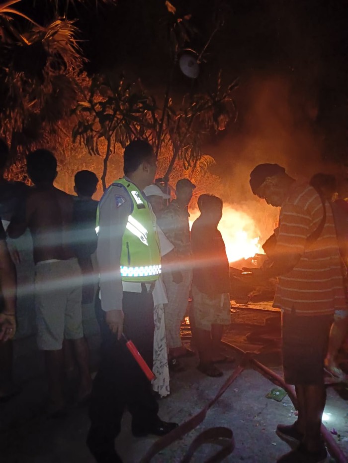 Kebakaran gudang kayu di Buleleng Pasukan pemadam kebakaran tiba di lokasi kebakaran gudang kayu di Buleleng sekitar pukul 00.35 Wita, dan berhasil memadamkan api pada pukul 05.00 Wita.