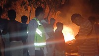 Pasukan pemadam kebakaran tiba di lokasi sekitar pukul 00.35 Wita. Pemadaman api selesai pukul 05.00 Wita. Foto: Istimewa