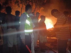 Pasukan pemadam kebakaran tiba di lokasi sekitar pukul 00.35 Wita. Pemadaman api selesai pukul 05.00 Wita. Foto: Istimewa