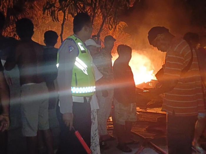 Pasukan pemadam kebakaran tiba di lokasi kebakaran gudang kayu di Buleleng sekitar pukul 00.35 Wita, dan berhasil memadamkan api pada pukul 05.00 Wita.