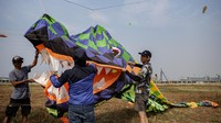 Kejuaraan layangan adu ini diikuti oleh 325 peserta dari berbagai daerah di Indonesia. 