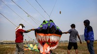 Pecinta layangan hias mengikuti Kejuaraan Nasional Layangan aduan di kawasan PIK, Jakarta, Sabtu (2/7/2022).  