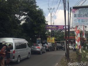 Ada Badan Jalan yang Longsor, Lembang Macet Parah