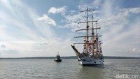 KRI Dewa Ruci yang membawa Laskar Rempah tiba di Koarmada II, Jumat (1/7/2022)/Foto: Deny Prastyo Utomo/detikJatim