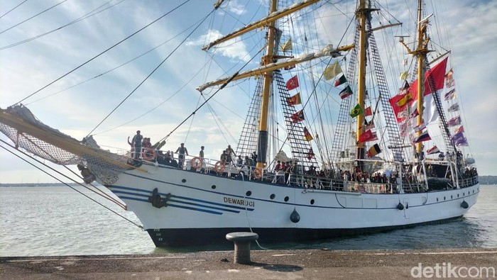 Laskar Rempah kembali ke Surabaya usai mengarungi lautan bersama KRI Dewaruci selama 31 hari. Perjalanan itu merupakan progam Muhibah Budaya Jalur Rempah 2022.